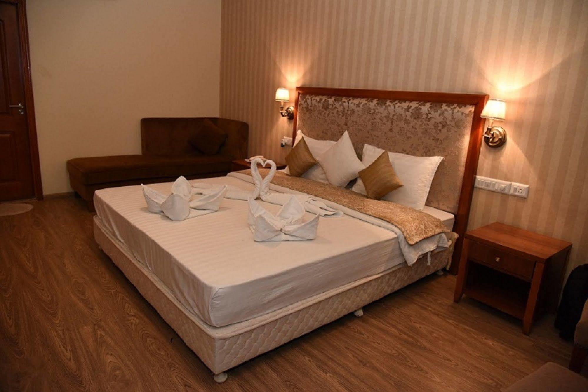 Palm Green Club Resort Jetalpur Dış mekan fotoğraf