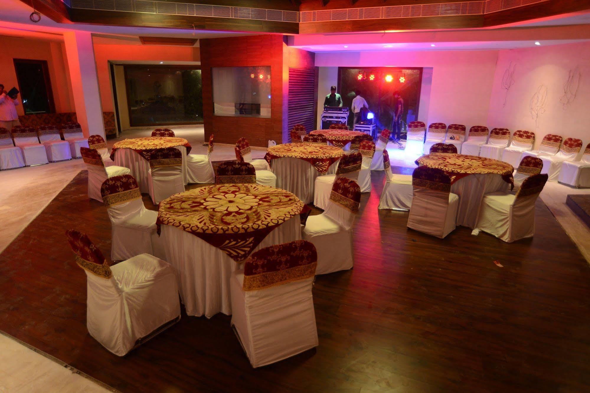 Palm Green Club Resort Jetalpur Dış mekan fotoğraf
