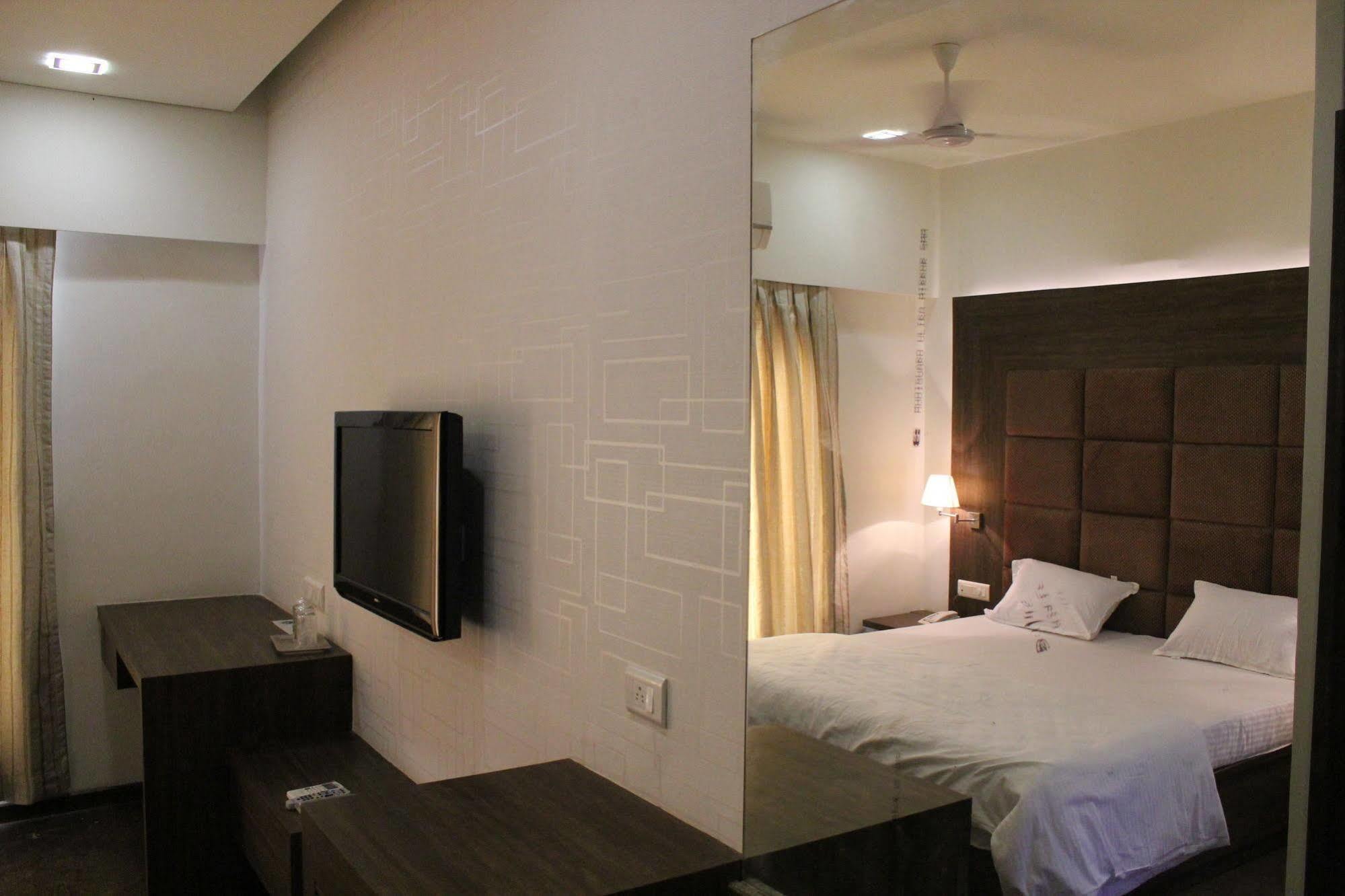Palm Green Club Resort Jetalpur Dış mekan fotoğraf