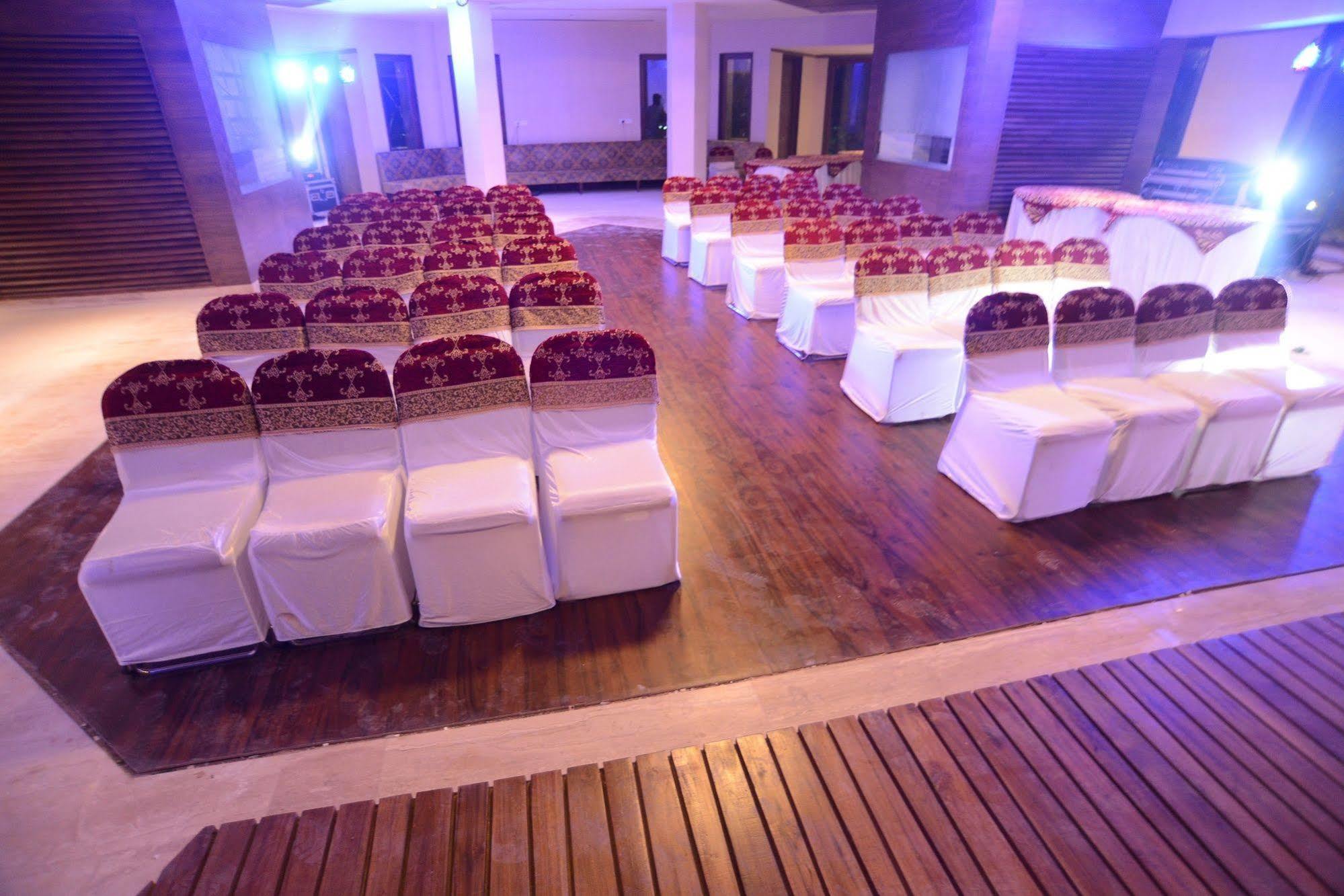 Palm Green Club Resort Jetalpur Dış mekan fotoğraf
