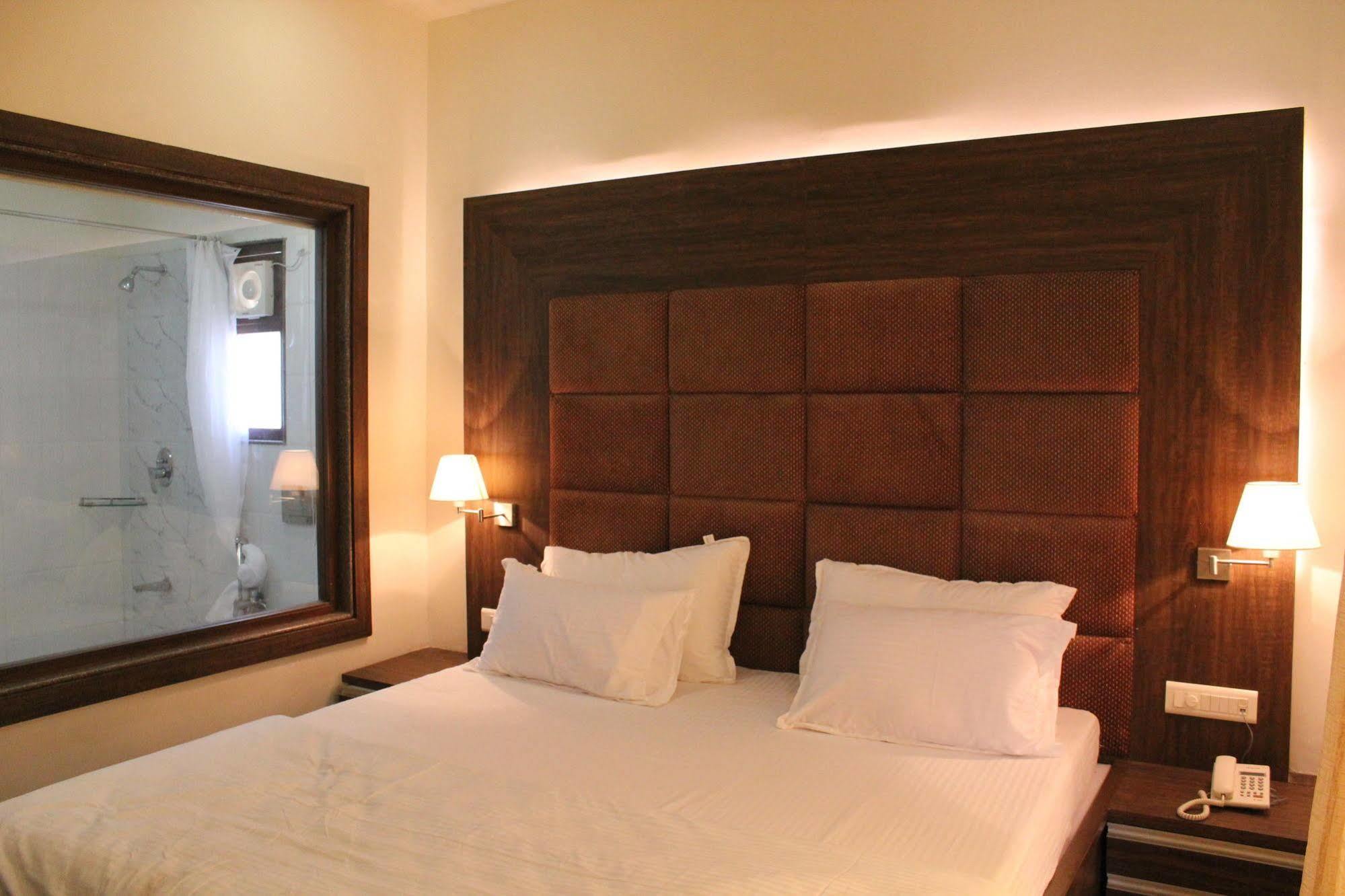 Palm Green Club Resort Jetalpur Dış mekan fotoğraf